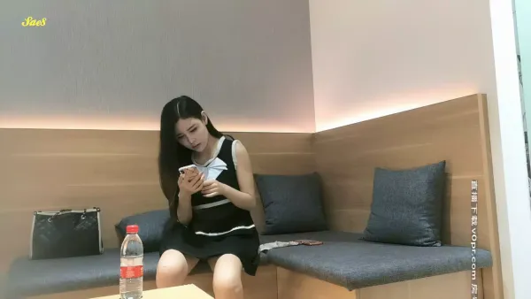 骚话猴哥午夜寻花颜值甜美黑裙妹